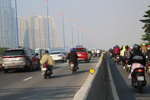 Nguy hiểm cảnh xe máy đi vào làn đường dành riêng cho ô tô trên cầu Sài Gòn