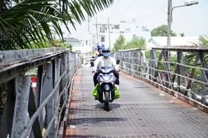 Người dân chú ý khi lưu thông qua cầu Rạch Đỉa, quận 7