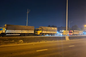 Tái diễn lấn chiếm hành lang an toàn đường dẫn cao tốc TP.HCM - Trung Lương