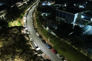 Xếp hàng xuyên đêm chờ đăng kiểm xe ở Đồng Nai