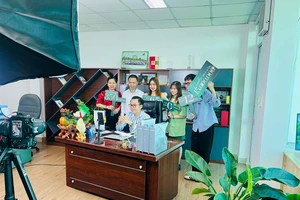 Một phiên livestream bán bất động sản với đội ngũ tham gia hùng hậu. Ảnh: Q.HUY