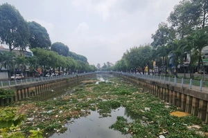 Vì sao rác thải ùn ứ trên kênh Nhiêu Lộc-Thị Nghè?