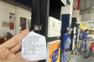 Ngay cả hóa đơn bán lẻ người dân đổ xăng ít lấy . ẢNH: TÚ UYÊN
