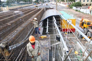 Tặng quà cho các công nhân công trường làm việc xuyên lễ