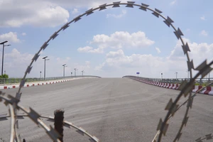 Cận cảnh cầu Vàm Cái Sứt xây xong phải rào lại ở Đồng Nai