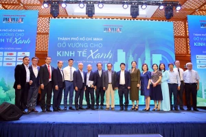 Các đại biểu trao đổi tại Diễn đàn “TP.HCM - Gỡ vướng cho kinh tế xanh” do báo Pháp Luật TP.HCM tổ chức vào chiều 6-12.