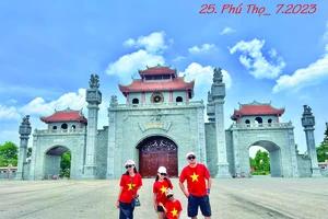 Check in 63 tỉnh, thành với áo cờ đỏ sao vàng 