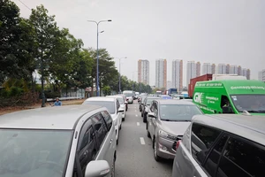 Hàng trăm xe kẹt cứng ở cửa ngõ phía Đông TP.HCM