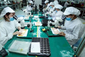 Doanh nghiệp kiến nghị cần có cơ chế khuyến khích hợp tác giữa các doanh nghiệp lớn và doanh nghiệp vừa và nhỏ nhằm nâng cao năng lực cạnh tranh của doanh nghiệp trong nước. Ảnh: TTXVN