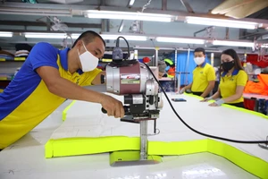 Hoạt động sản xuất may mặc xuất khẩu của một công ty tư nhân ở TP.HCM. Ảnh: NGUYỆT NHI