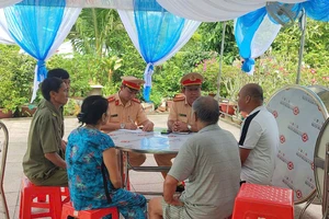 CSGT đến tiệc cưới để tuyên truyền quy định về nồng độ cồn