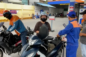 Đổ xăng - chuyển khoản: Để người mua lẫn người bán hết lúng túng