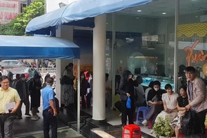 Vì sao nhiều người xếp hàng dài mua bất chấp giá vàng miếng đắt hơn thế giới 20 triệu?