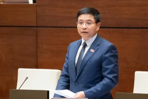 Bộ trưởng Nguyễn Văn Thắng giải trình tại phiên thảo luận. Ảnh: QH