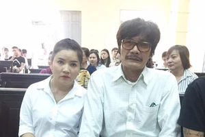 Dừng phiên tòa Ngọc Trinh vì kiểm sát viên sức khỏe yếu