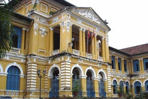 Vợ chồng thư ký TAND TP.HCM lừa đảo chạy án bị truy tố