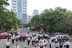 Phiên tòa xét xử vụ Vinasun và Grab đông nghẹt người 