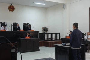 Luật sư bị hại bất ngờ bào chữa cho bị cáo trong vụ giao cấu