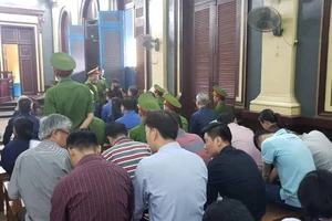 2/26 bị cáo trong phiên tòa vụ Ngân hàng Đông Á kêu oan