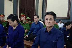 Vụ Vũ 'nhôm': Chủ tọa yêu cầu luật sư... mặc đồ đúng quy định