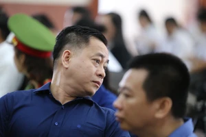 Vũ 'nhôm' lớn tiếng vì luật sư chậm đến gặp