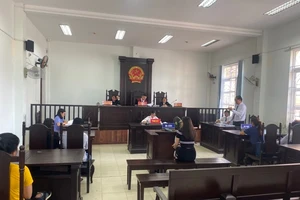 Xén tóc, xởn lông mày tình địch, người đẹp lãnh án