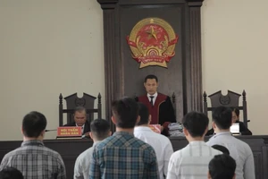 Tòa phải hoãn vì các luật sư đồng loạt 'chạy sô'