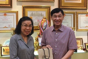 Tỉ phú Johnathan Hạnh Nguyễn tặng 500 triệu cho Hội Trẻ em TP