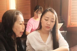 Nữ tiếp viên hàng không và luật sư tại phiên tòa phúc thẩm hôm nay 22-4. Ành: PT