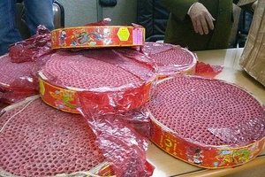 Mua pháo nổ về bán, bị tội buôn bán hàng cấm