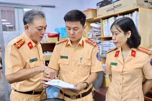 Phải làm sao để lấy lại tiền đã chuyển dư khi làm thủ tục đổi giấy phép lái xe?