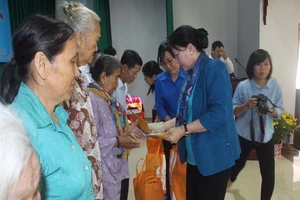 Chủ tịch Quốc hội thăm, tặng quà Tết tại Bến Tre