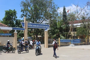 Sẽ cho nam sinh lớp 8 bóp cổ cô giáo đi học lại