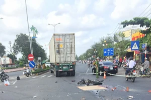 Xe đầu kéo tông hai phụ nữ chạy xe máy