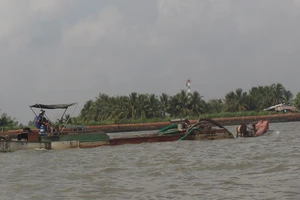 Dân trắng đêm thức đuổi “cát tặc“