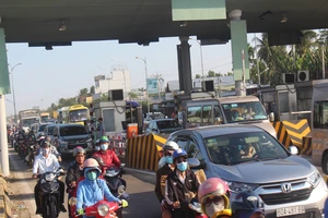 Nghẽn cứng đường lên cầu, BOT Cầu Rạch Miễu vẫn thu phí