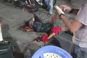 Kinh hoàng 1 thanh niên bị rượt chém lìa bàn tay