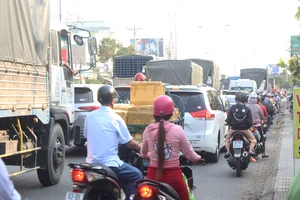 Quốc lộ 60, cầu Rạch Miễu liên tục bị ùn ứ