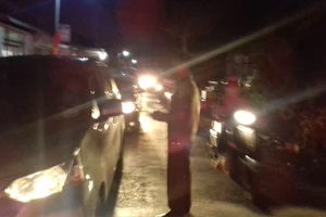 BOT cầu Rạch Miễu xả trạm nhưng nhân viên vẫn đi bộ bán vé 