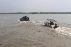 Bộ Công an mật phục bắt 14 tàu trộm cát 