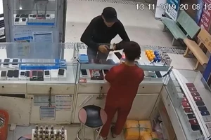 Đi ô tô đến cửa hàng chộp 3 chiếc iPhone rồi chạy