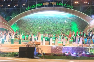 Chủ tịch Quốc hội dự khai mạc Lễ hội dừa tại Bến Tre 