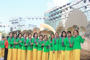 Kỷ lục 2.000 người dịu dàng đằm thắm trong ngày hội 'Áo bà ba'