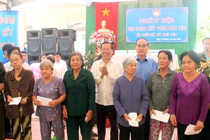 Bí thư Thành ủy TP.HCM dự ngày hội Đại đoàn kết tại Bến Tre