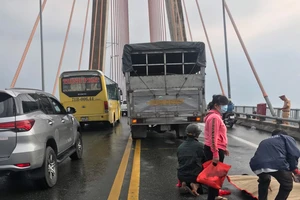 Ngã trên cầu Rạch Miễu, xe chạy sau không né kịp