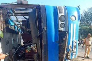 Xe chở công nhân lật làm chết 2 người, 11 người bị thương