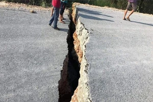 Đường 82 tỉ đồng sắp bàn giao bỗng nứt toác 