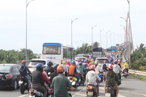 Đề xuất cấm xe tải trọng lớn qua cầu Rạch Miễu giờ cao điểm