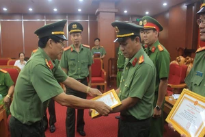 Phó giám đốc công an ngồi xe đi giao tiền cho nhóm bắt cóc