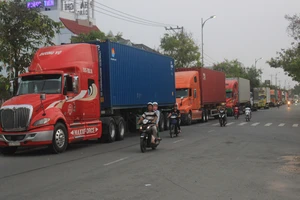 Cấm xe 3 trục, cầu Rạch Miễu vẫn kẹt hơn 10 km